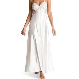 In bloom White Lace Chemise and matching robe